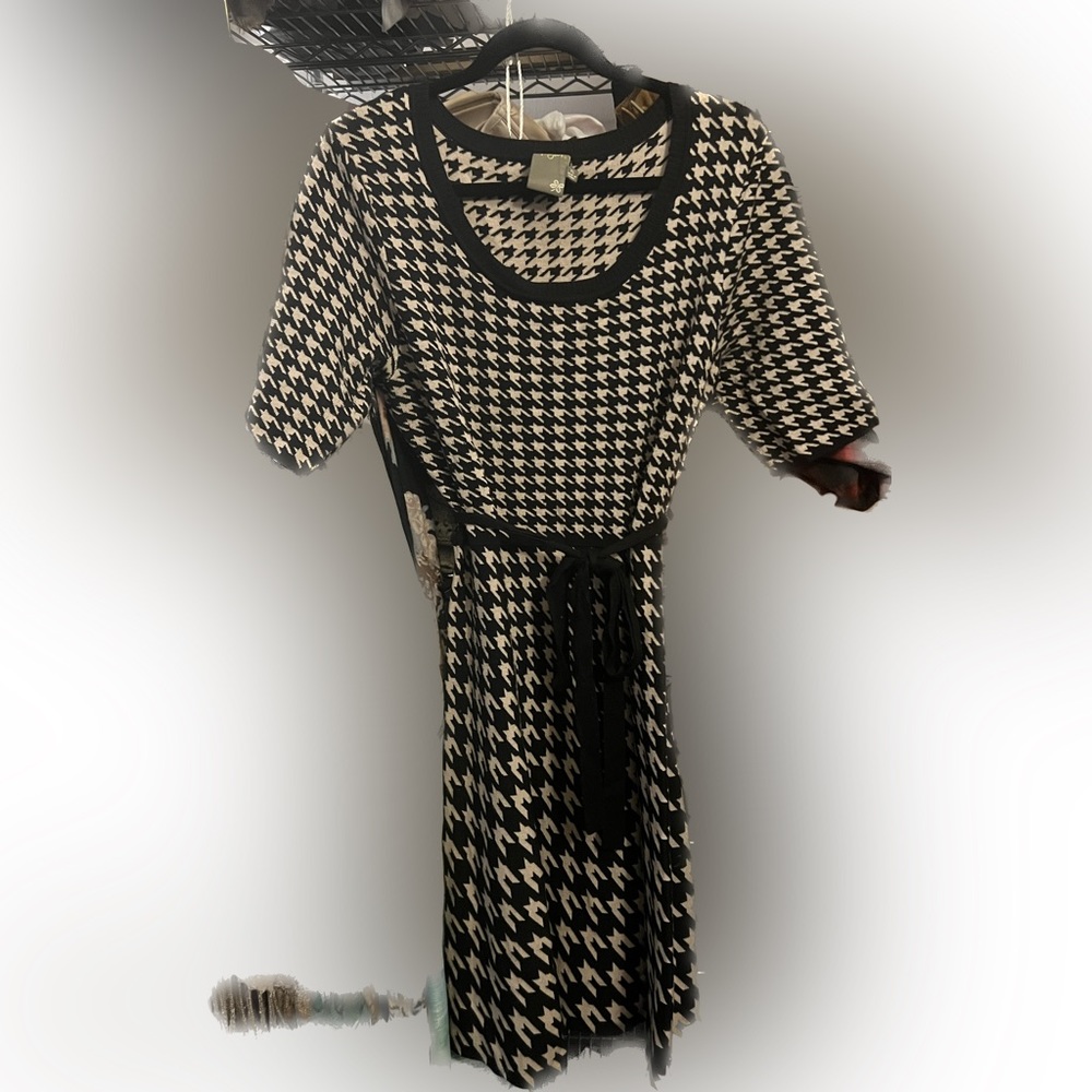Sweater dress. Houndstooth.